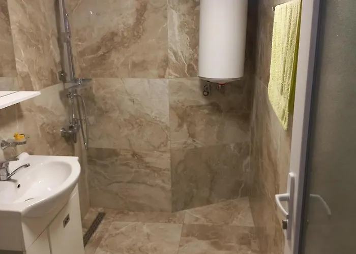 Modern & Bright In Old Town Apartment