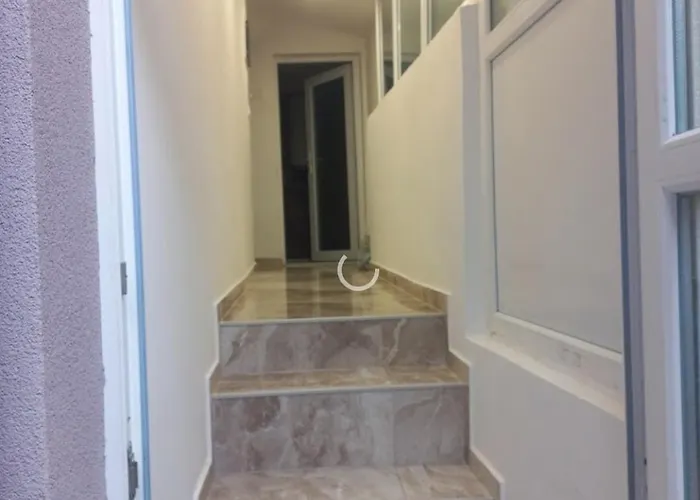 Modern & Bright In Old Town Apartment