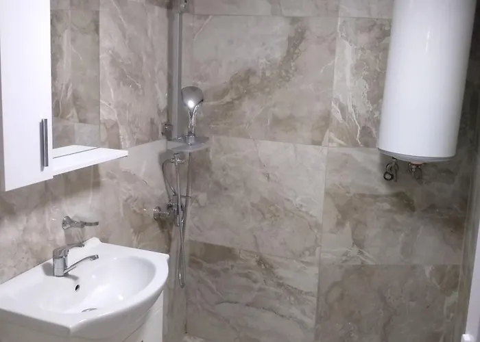 Modern & Bright In Old Town Apartment