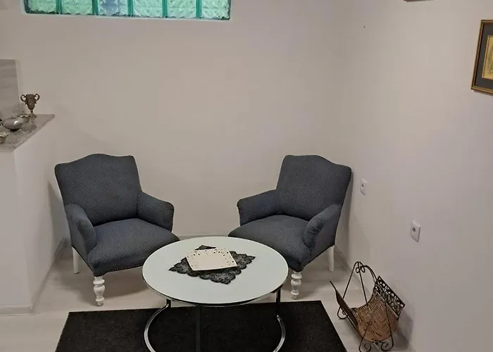 Modern & Bright In Old Town *